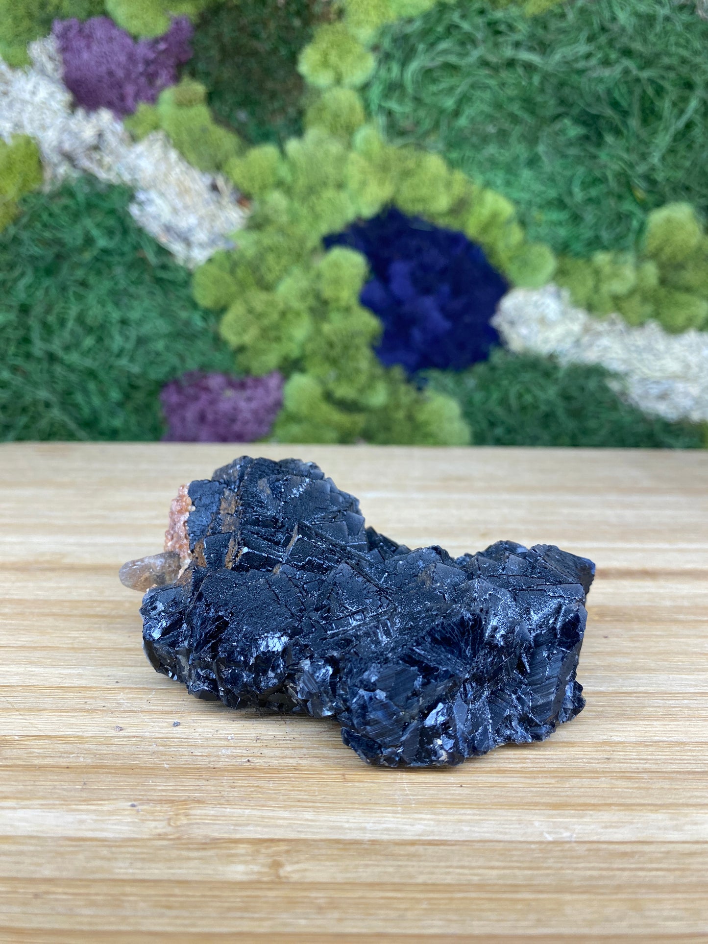 BLACK FLUORITE SPECIMEN UV REACTIVE