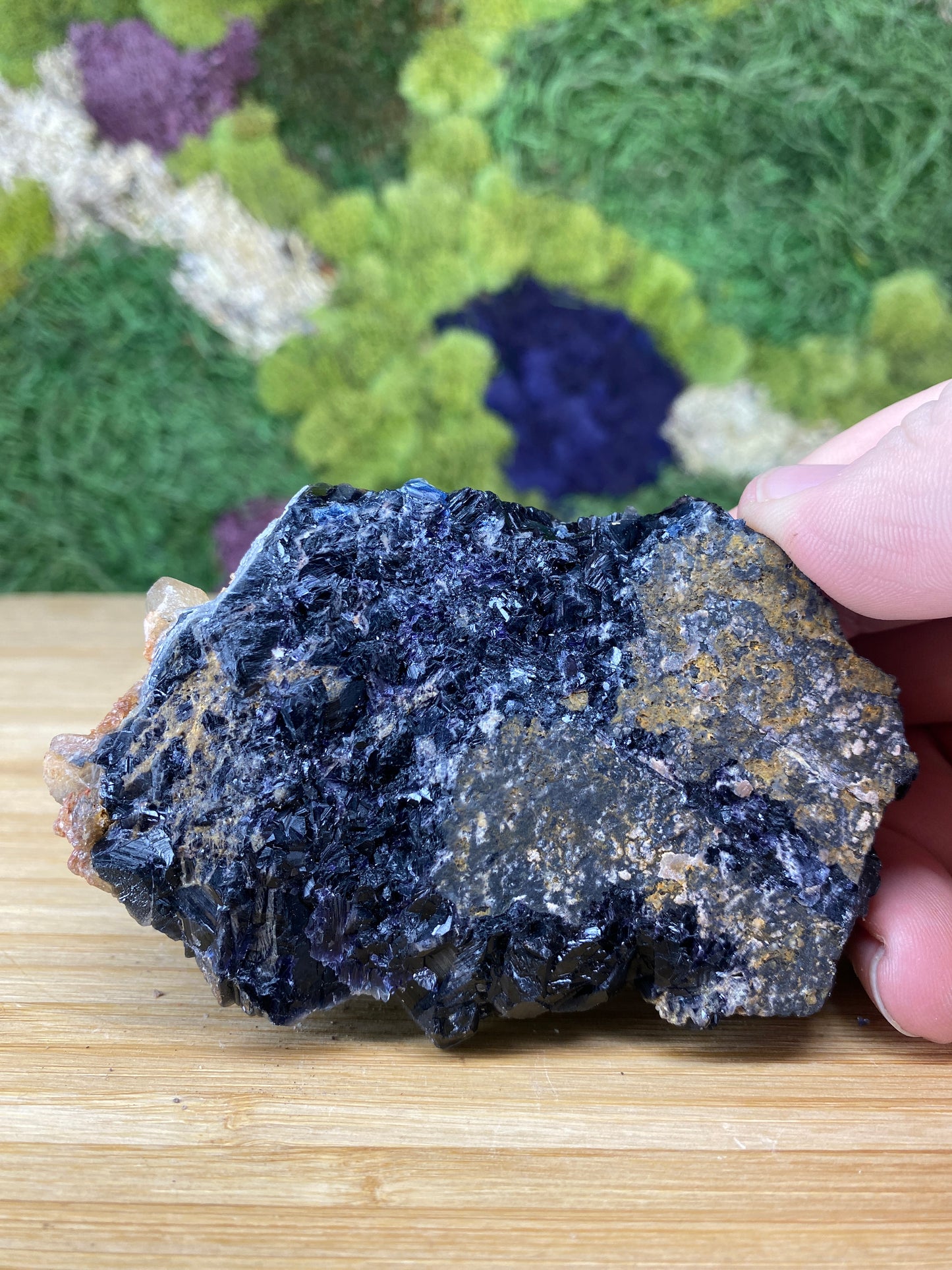 BLACK FLUORITE SPECIMEN UV REACTIVE
